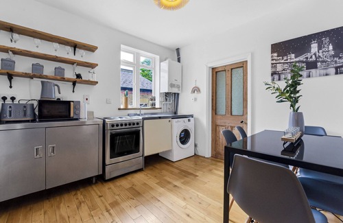Hackney House | Handsome Family Home/Peaceful, Next to Park