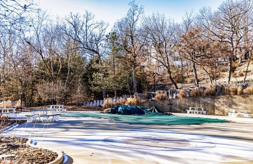 Osage Beach Apartment | Hang Out 1 Cozy Retreat Next to Margaritaville!