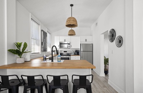 Jacksonville Beach House | Hang With the Locals at the SURF PARK House! 3 blocks to the Beach, Pet friendly