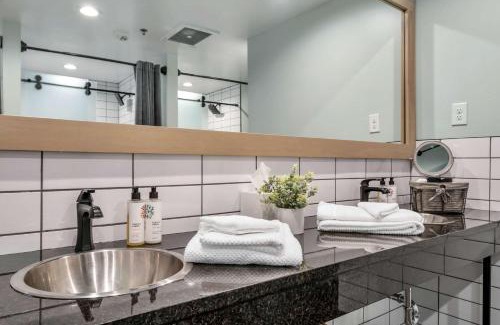 Downtown Nashville Apartment | Hangover Easy Suite 6BR by Maddox Hotel