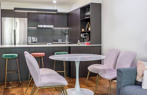 Greenslopes Apartment | Hanlon Park Escape 250m to Stones Corner Village