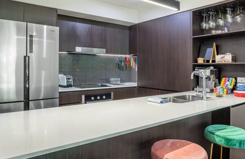 Greenslopes Apartment | Hanlon Park Escape 250m to Stones Corner Village