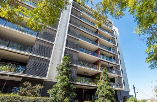 Greenslopes Apartment | Hanlon Park Escape 250m to Stones Corner Village