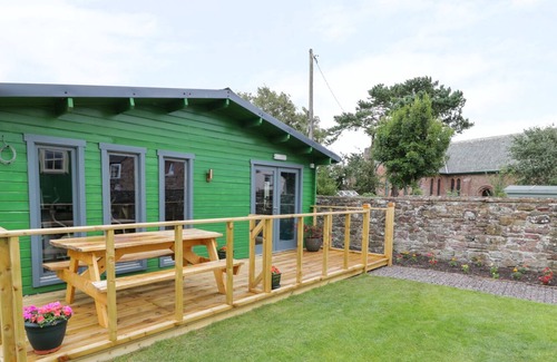 Wigton Cottage | HANNAH'S HIDE, pet friendly, with open fire in Bowness-On-Solway