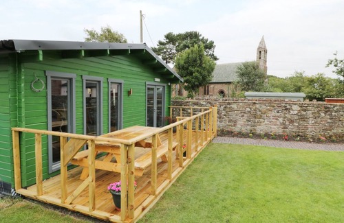 Wigton Cottage | HANNAH'S HIDE, pet friendly, with open fire in Bowness-On-Solway