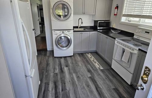 Quinte West House | Hannah's Paradise! Quaint family gathering home with hot tub & large space