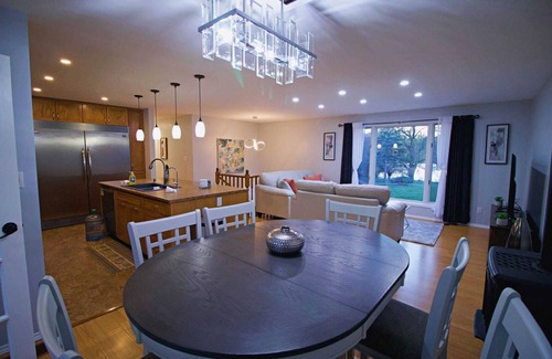 Quinte West House | Hannah's Paradise! Quaint family gathering home with hot tub & large space