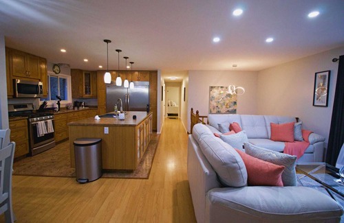 Quinte West House | Hannah's Paradise! Quaint family gathering home with hot tub & large space
