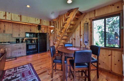 Leavenworth Cabin | Hannah's River Cabin - Riverfront - Hot Tub - Walking Distance to Town!