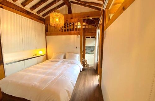 Gahoe-dong House | Hanok JAE l 4BR 2Bath l 9min from Anguk STN