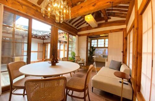 Gahoe-dong House | Hanok JAE l 4BR 2Bath l 9min from Anguk STN