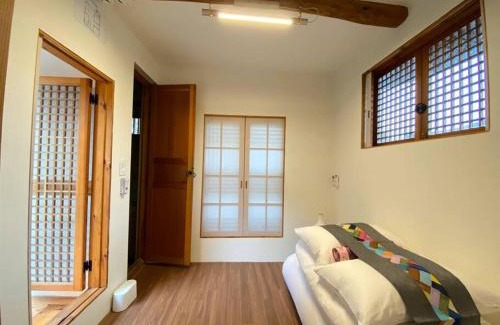 Gahoe-dong House | Hanok JAE l 4BR 2Bath l 9min from Anguk STN