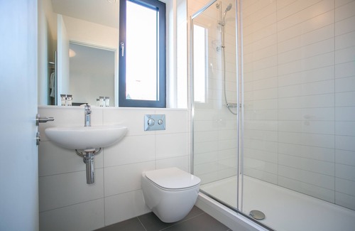 Grand Canal Dock Apartment | Hanover Street East Luxury 3 Bedroom/2 Bathroom Apartment - free airport pick up