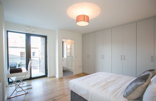 Grand Canal Dock Apartment | Hanover Street East Luxury 3 Bedroom/2 Bathroom Apartment - free airport pick up