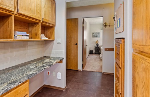 Nine Mile Falls Cabin | Hanson House on Long Lake - Pickleball - Private - BEST for family's -Lake Front