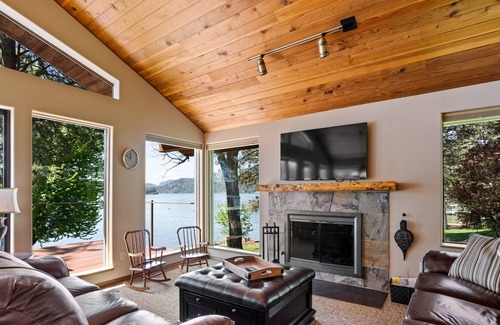 Nine Mile Falls Cabin | Hanson House on Long Lake - Pickleball - Private - BEST for family's -Lake Front
