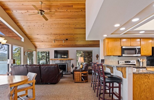 Nine Mile Falls Cabin | Hanson House on Long Lake - Pickleball - Private - BEST for family's -Lake Front