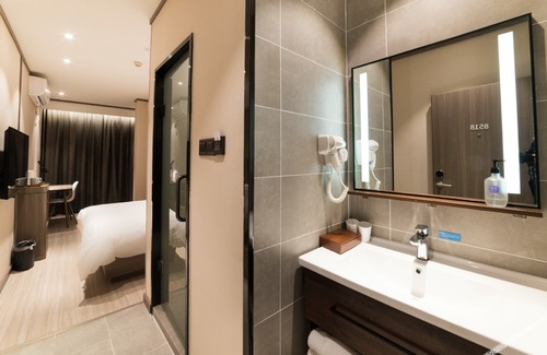 Wuchang Hotel | Hanting Hotel Wuhan Chuhe Hanjie Metro Station
