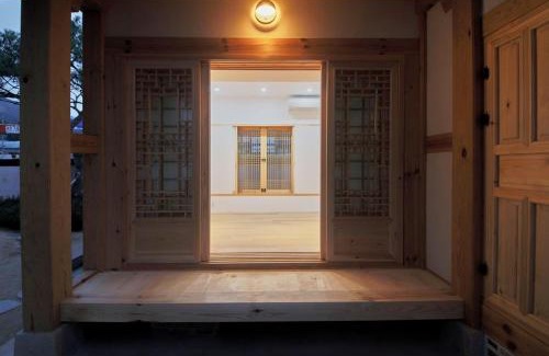 Jingwan-dong House | Hanultari Hanokstay