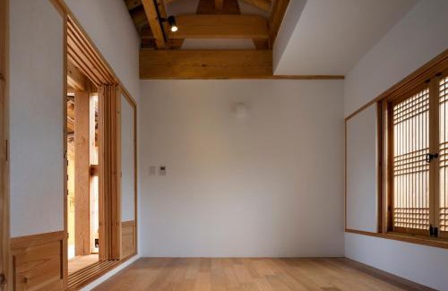 Jingwan-dong House | Hanultari Hanokstay