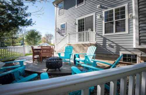 South Haven House | Happiness Comes in Waves - New Rental - Newly renovated & only 3 Blocks from Lake Michigan Beaches!