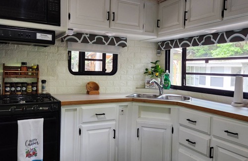 Cleveland Resort | Happy Camper Hideaway/RV Mountain Lakes Resort Cleveland, GA