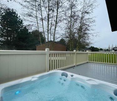 Allerthorpe House | Happy Days Lodge with Hot Tub
