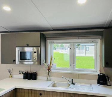 Allerthorpe House | Happy Days Lodge with Hot Tub