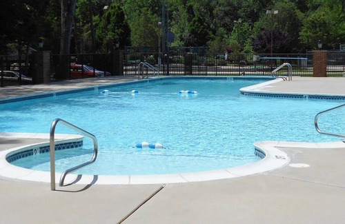 Wantage House | Happy Glamper with a lake, 2 pools and beautiful nature