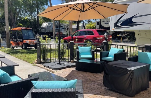 River Ranch House | Happy Glamplng-Stocked RV sleeps 6 w/ golf cart