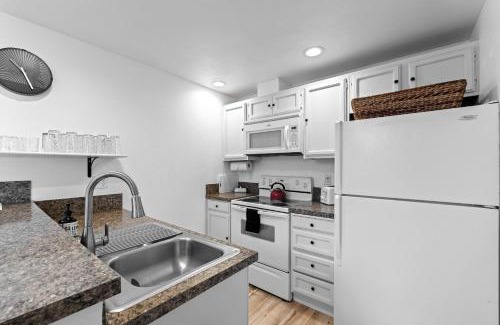 McCall House | Happy Hideaway - Aspen Village Condo w seasonal pool, close to lake, park, golf, and downtown