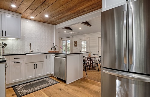 Highlands House | Happy Hiker, Nearby hiking, NEW FIREPIT, Modern renovation, Dog Friendly