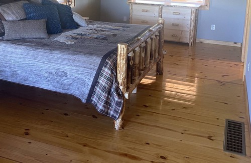 Burkesville Cabin | Happy Hollow Hide Away Near Dale Hollow New Cabin sleeps up to 20 with hot tub