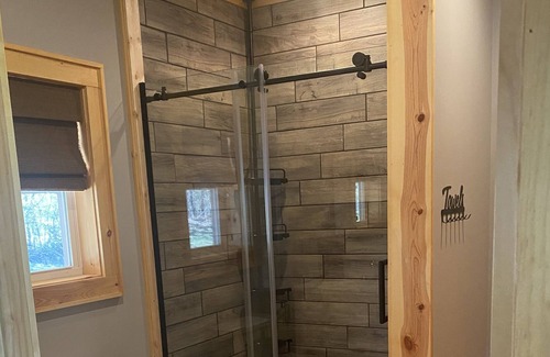 Burkesville Cabin | Happy Hollow Hide Away Near Dale Hollow New Cabin sleeps up to 20 with hot tub