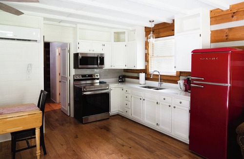 Hermitage Cabin | "Happy Hollow" Modern Log Cabin - Cozy country retreat convenient to everything!