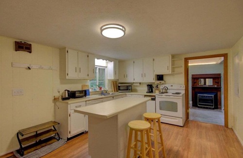 Hendersonville House | Happy Shack Mountain Bike Nirvana bordering DuPont State Park, dogs OK, bike workshop, Biltmore Pass