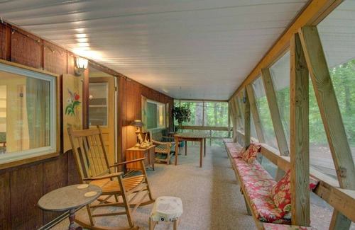 Hendersonville House | Happy Shack Mountain Bike Nirvana bordering DuPont State Park, dogs OK, bike workshop, Biltmore Pass