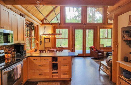Mazama Cabin | Happy Trails: woodland retreat with sauna and deck