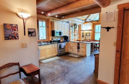 Mazama Cabin | Happy Trails: woodland retreat with sauna and deck