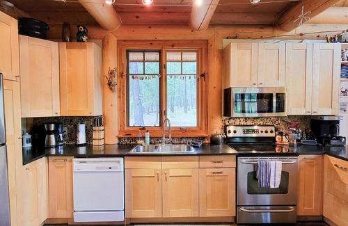 Mazama Cabin | Happy Trails: woodland retreat with sauna and deck