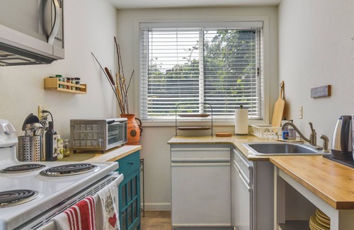 Sunnyside Apartment | Happy Valley Rental: Private Deck & Charcoal Grill