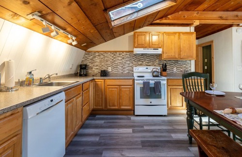 Killington House | HappyCub- AC, Hot Tub, Fire Pit, Game Room!
