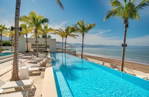 Las Glorias Apartment | Harbor 9005 Beachfront 2bdr by Moikkarentals