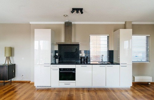 Vissershaven Apartment | Harbor Breeze: Modern Stay
