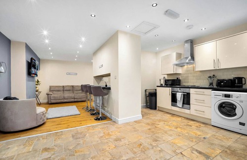 Birmingham House | Harborne House, 4 bedrooms, Perfect for Families & Contractors