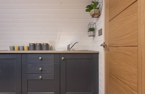 Newlyn Ski Chalet | Harbour Hideaway - pet friendly chalet with hot tub that sleeps 2 guests in 1 bedroom