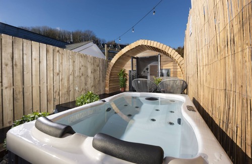Newlyn Ski Chalet | Harbour Hideaway - pet friendly chalet with hot tub that sleeps 2 guests in 1 bedroom