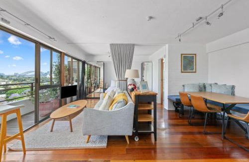 Potts Point Apartment | Harbour Horizon - Iconic Skyline Retreat with Pool