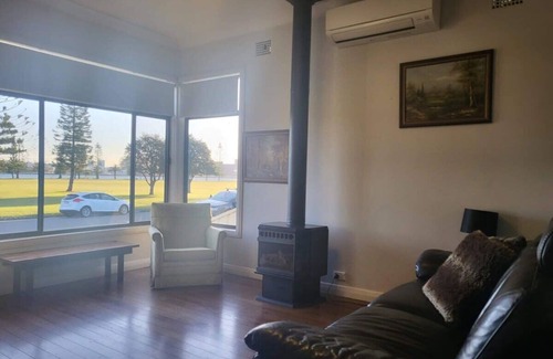 Stockton House | Harbour View Delight - Opposite Newcastle Harbour