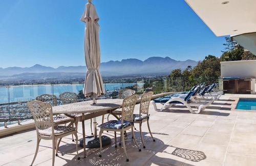 Mountainside Apartment | 'Harbour Views' - 2 bedroom, sleeps 4 with private pool and large veranda!